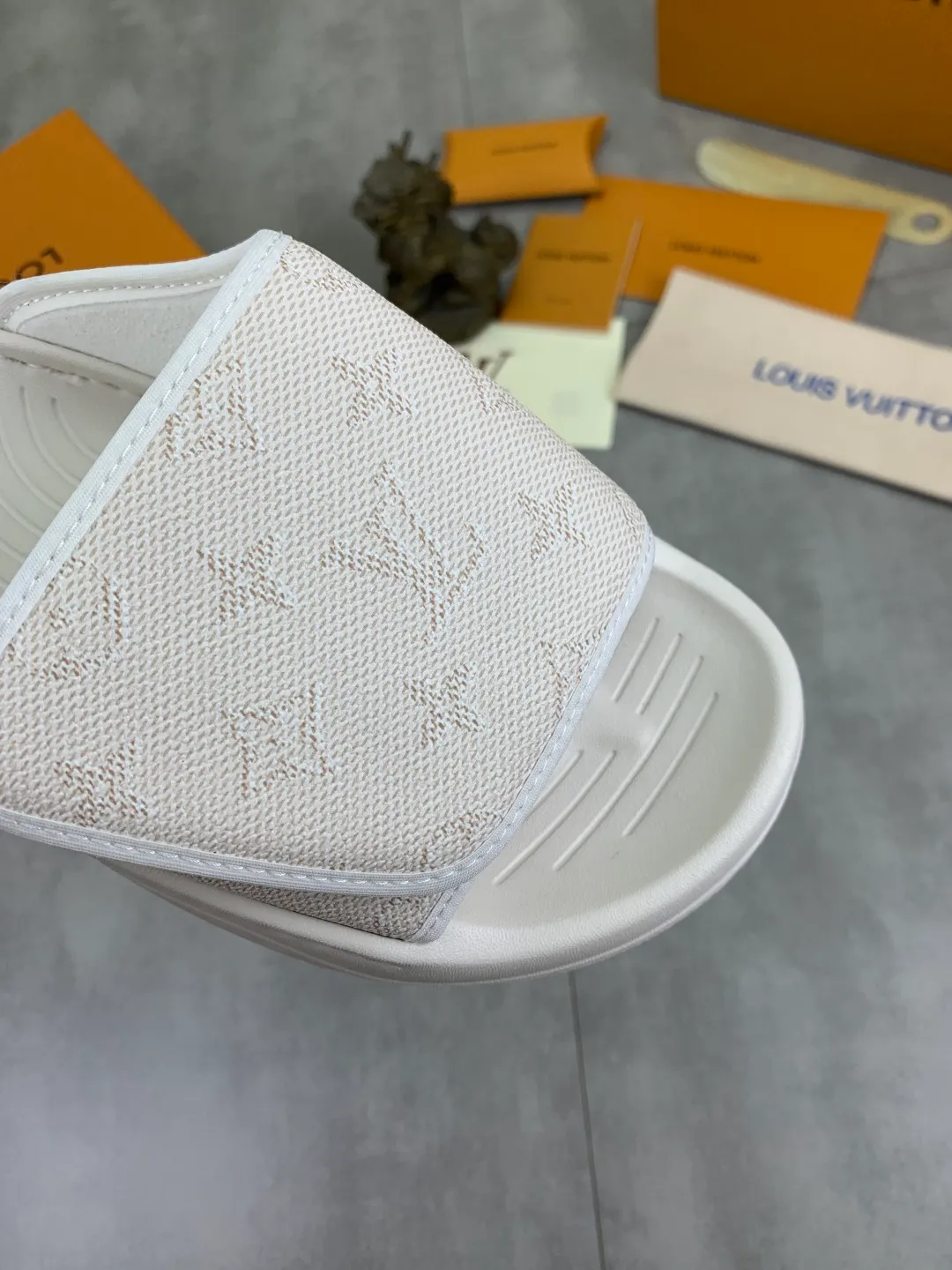 Men's shoes 💰P320💰【New style】🆘 Original quality 【LOUIS VUITTON】The popular Louis Vuitton LV men's slippers on the official website are on sale simultaneously! Original fabric imported from Italy. Original bottom provided by the original factory. Number of yards: 38-44 (customized to 45). Multiple colors to choose from. Fully packaged drawer box.